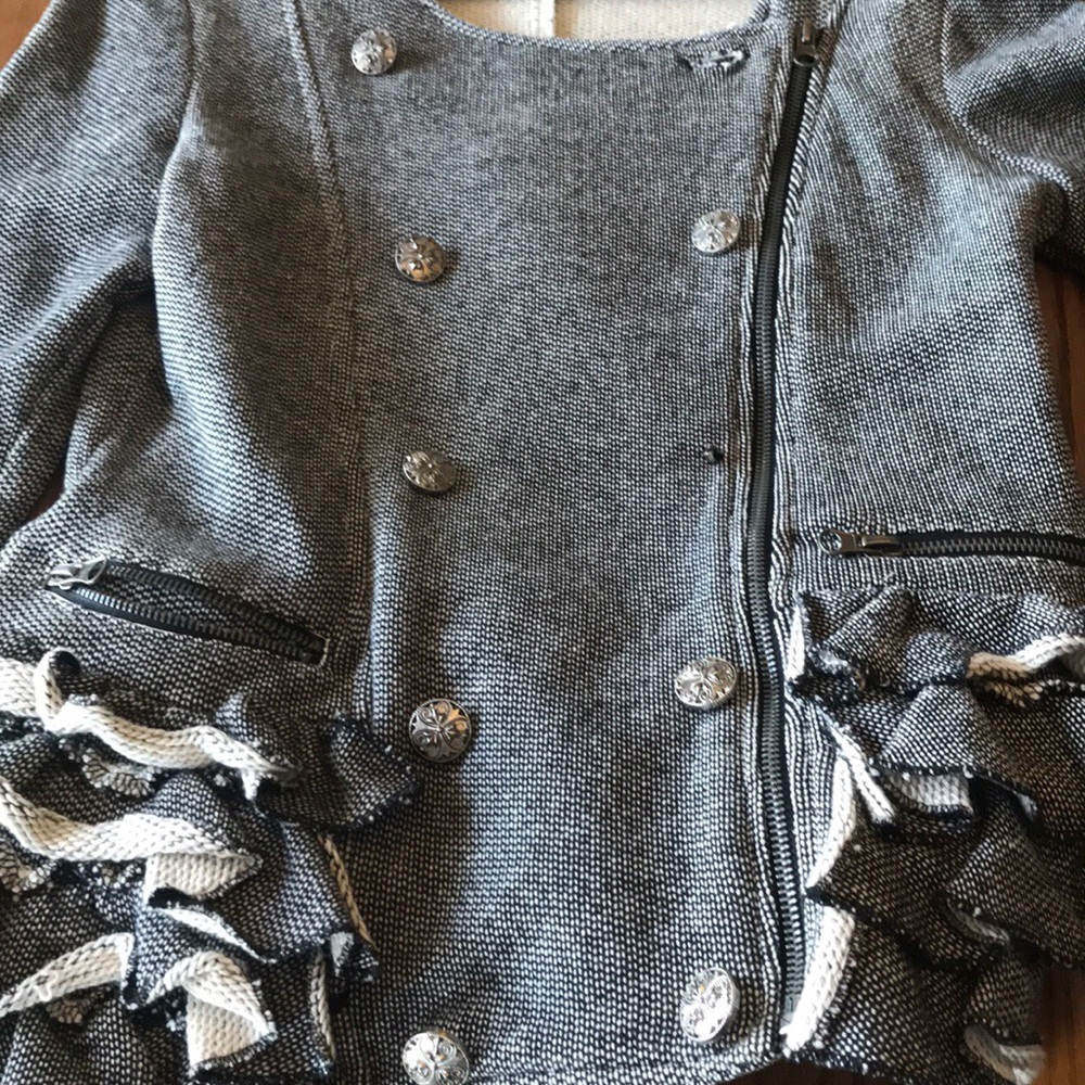 Young Essence Ruffled Coat - Picture 3 of 4